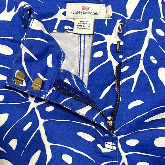 Vineyard Vines Mid Rise Palm Print Flat Front Shorts, Blue, White, Size 8 - Picture 4 of 7